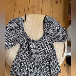 💙Sim & Sam Black and White Floral Top